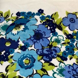 Vera Bradley Blueberry Blooms fleece throw
Good condition.